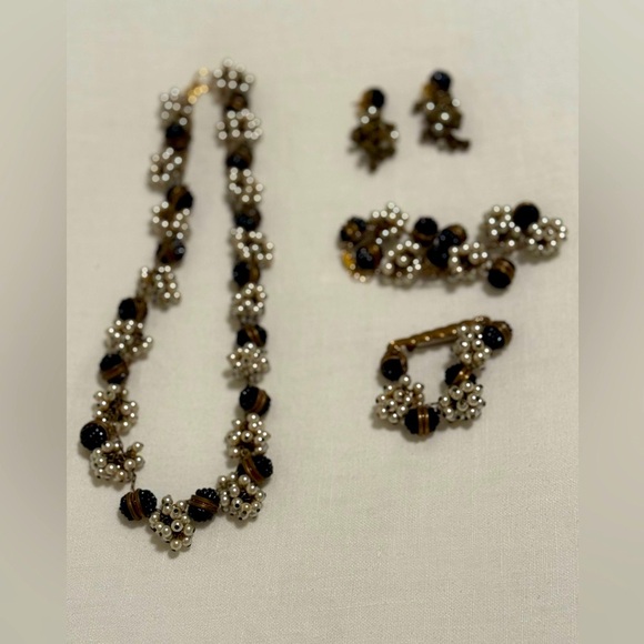 Vintage Pearl & Gold-Tone Jewelry Set Necklace, Bracelet, Earrings & Brooch NWT - Picture 2 of 8